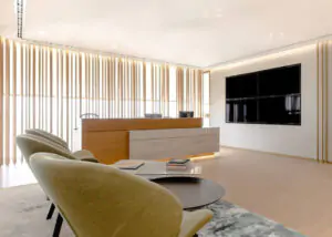 Sleek and modern commercial office interior design in London by Oraanj Interior Design Commercial interior design London office space by Oraanj Interior Design